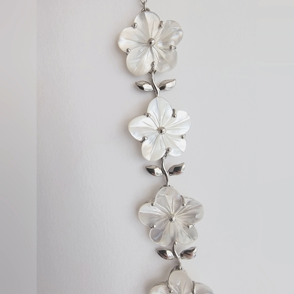 Jewelry - Mother of pearl silver plated flower bracelet